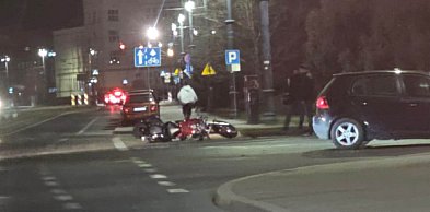 Uwaga na utrudnienia w Toruniu! Motocykl kontra osobówka w centrum [FOTO]