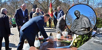 W Toruniu znów zapłonęły znicze. Toruń pamięta o Papieżu-Polaku [FOTO]