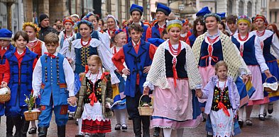 Wielkanoc w pięknym wydaniu. Barwny korowód na toruńskiej starówce [FOTO]
