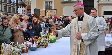 Wspólnota i tradycja w sercu miasta. Wyjątkowa Święconka na Rynku w Toruniu