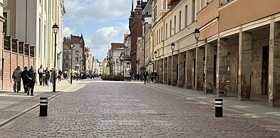 Jest data uruchomienia słupków na starówce. Miasto broni inwestycji