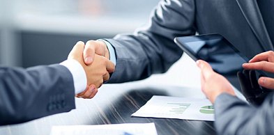 Porównanie firm faktoringowych – na co zwrócić uwagę przy wyborze