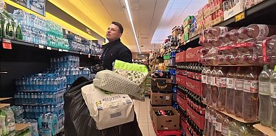 Mentzen z workiem butelek w Toruniu. Nagranie podbija sieć [WIDEO]