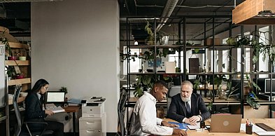 Stała obsługa prawna firmy — kiedy abonament prawny naprawdę ułatwia prowadzenie b