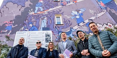 Na Podgórzu odsłonięto tablicę. Mural zyskał nowe znaczenie