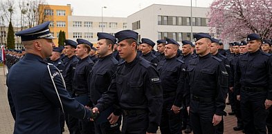 84 nowych policjantów złożyło ślubowanie. Wiemy ilu z nich trafi do Torunia