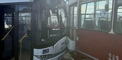 Tramwaj i autobus zderzyły się w centrum Torunia. Mamy zdjęcia [FOTO]