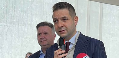 Na UMK chaos zamiast debaty? Politycy PiS przenieśli się przed budynek