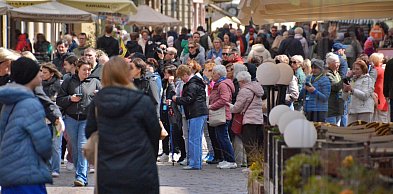 Weekendowy klimat w centrum. Tłumy na toruńskiej starówce [FOTO]