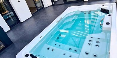 Basen z przeciwprądem Swim Spa dla rodziny z dziećmi.