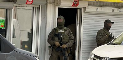 Broń, kominiarki i zamieszanie na Chopina. Służby wkroczyły do akcji