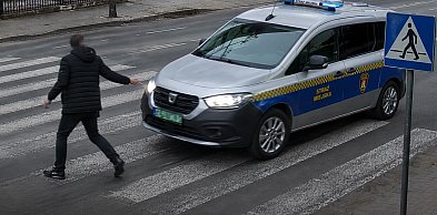 Straż miejska prawie potrąciła pieszego na pasach. Jest nagranie [WIDEO]