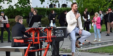 Klimatyczny koncert w centrum Torunia. Uniatowski przyciągnął mieszkańców