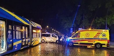 Toruń | Zablokowane torowisko i objazdy. Bus zderzył się z tramwajem [FOTO]