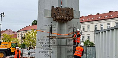 Pomnik przed ratuszem nabiera kształtów. Zobaczcie najnowsze zdjęcia