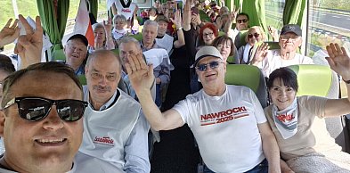 Sympatycy PiS ruszyli do Warszawy. Chętnych było tylu, że podstawiono...
