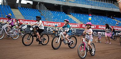 Start spod taśmy żużlowej i ogromne emocje. Dzieci podbiły Motoarenę