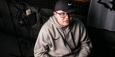 Porusza się na wózku i spełnia marzenia. Młody Torunianin wydał teledysk