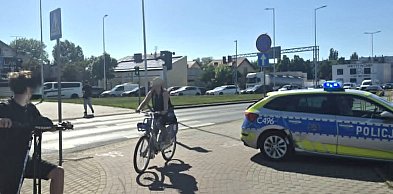 Radiowóz wjechał na czerwonym i zderzył się z audi. Policjant z mandatem