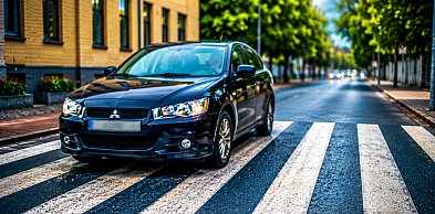 Toruń | 6-latka potrącona na pasach! Za kierownicą Mitsubishi 76-latka