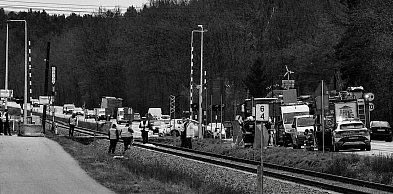PILNE | Motocyklista zderzył się z pociągiem. Finał tej historii jest tragiczny