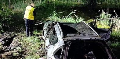 Auto wpadło do bagna i przewróciło się na dach. Dwie osoby nie żyją