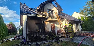 Pożar domu pod Toruniem. Na miejsce ruszyło kilka zastępów straży [FOTO]