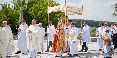 Ojciec Rydzyk na czele procesji. Boże Ciało w sanktuarium na Starotoruńskiej