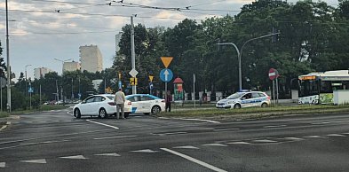 Poranna kraksa na ruchliwym skrzyżowaniu. Zderzyły się dwie taksówki