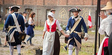 Historyczne mundury, broń i tańce. Fort św. Jakuba znów tętnił życiem [FOTO]