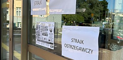 Flagi i plakaty na budynkach ZUS. Pracownicy pokazali swoje niezadowolenie