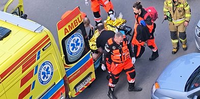 Mężczyzna z ranami kłutymi na klatce schodowej. Policja zatrzymała 50-latka