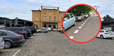 Nowy parking przy dworcu? Latami parkowano tam „na dziko”