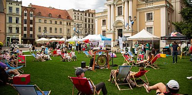 Takiego widoku w centrum nie ogląda się codziennie. Rynek się zazielenił