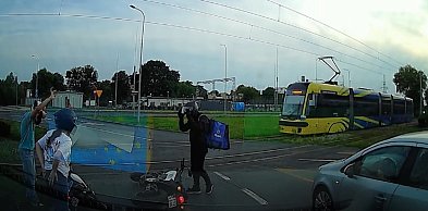 O krok od tragedii w Toruniu. Kilka sekund później nadjechał tramwaj [WIDEO]