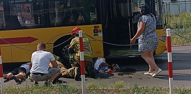 72-latka weszła pod autobus MPK? Kobieta uwięziona pod pojazdem