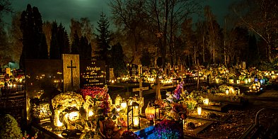 Nocny blask pamięci. Cmentarz na Włocławskiej w świetle zniczy-73097