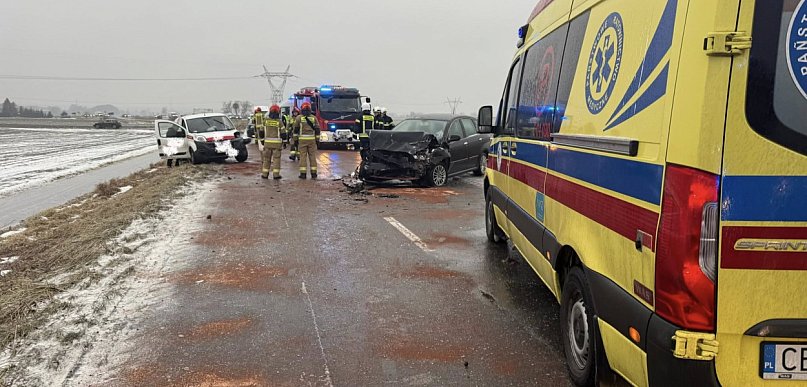Gołoledź zebrała żniwo! Strażacy informują: droga jest całkowicie nieprzejezdna