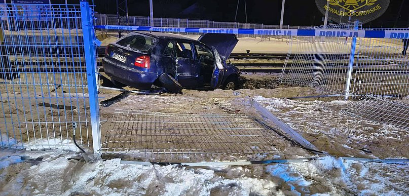 Wjechał autem prosto na tory. Służby ruszyły do akcji [FOTO]