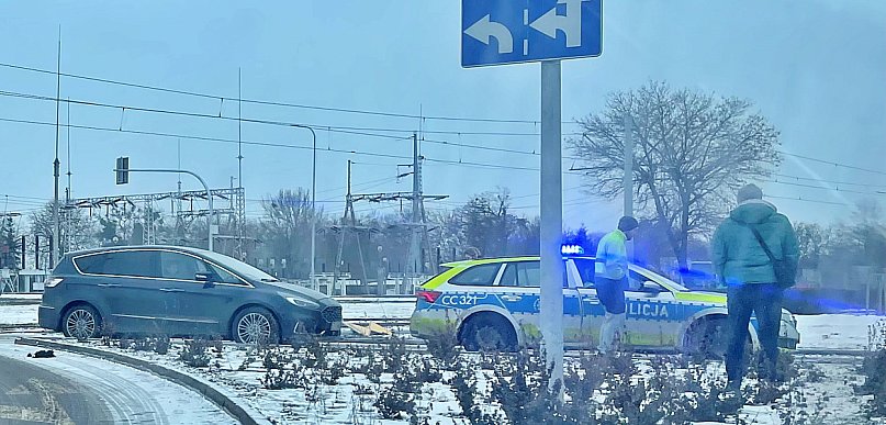 Dwa auta, jedna latarnia i wstrzymany ruch. Poranny chaos przy torach