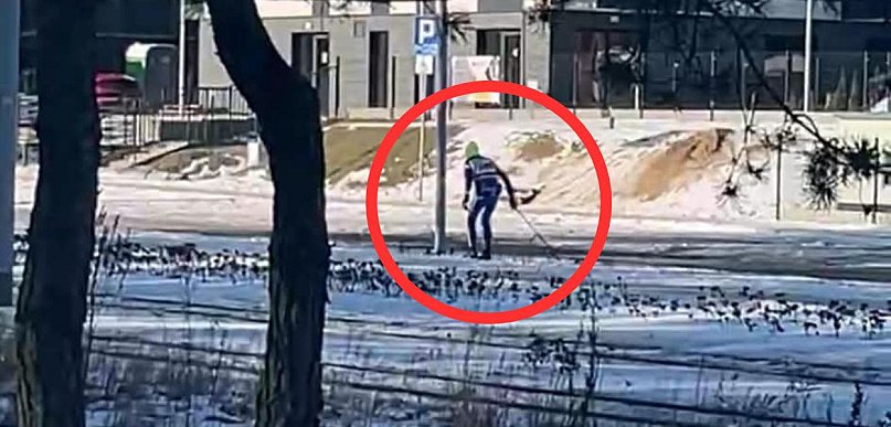 Szokujące nagranie z Torunia. Po chodniku jechał... na nartach [WIDEO]