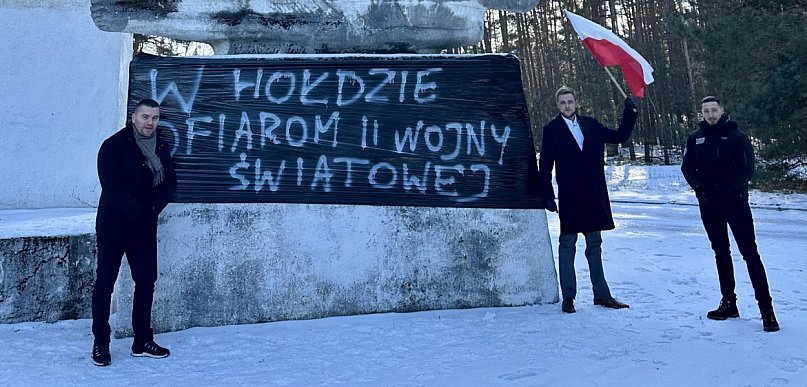 Zasłonili napis na radzieckim pomniku. Mówią o "prawdzie historycznej" [FOTO]