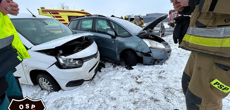 Zderzenie trzech aut pod Toruniem. Jedna osoba trafiła do szpitala