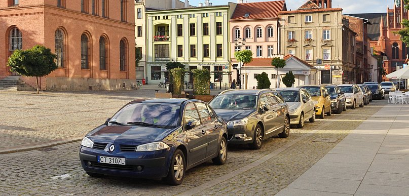 Ścisk, nerwy i brak miejsc. Toruń otwiera debatę o parkowaniu