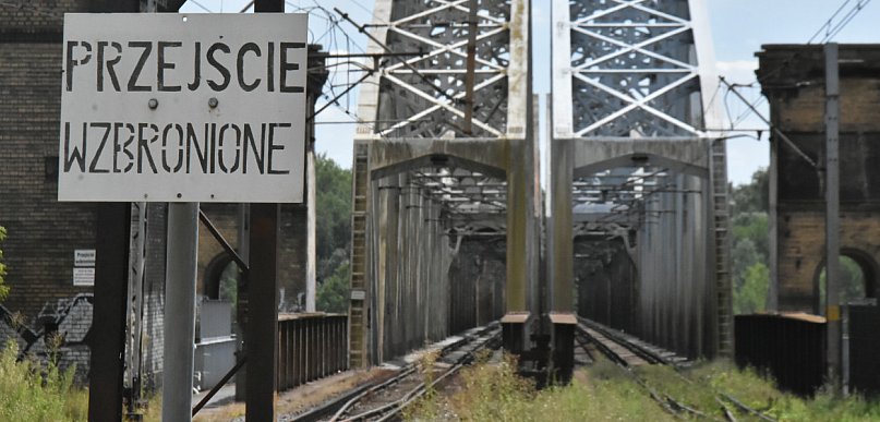 Dramatyczny alarm w Toruniu. 16 latka na moście kolejowym!