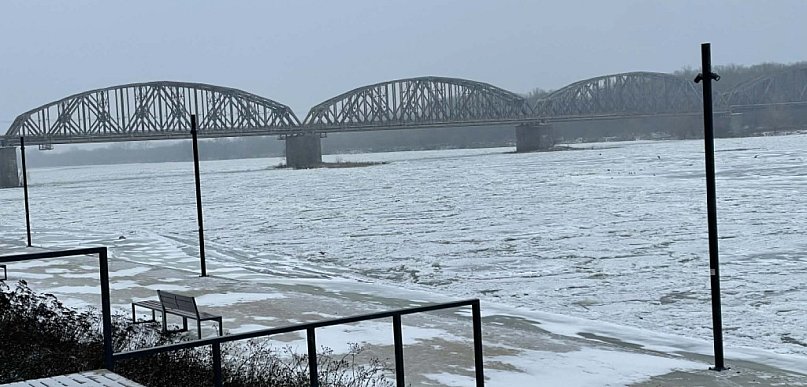 Lód na Wiśle groźny dla mostów!? Miasto alarmuje. Przeprawy pod obserwacją