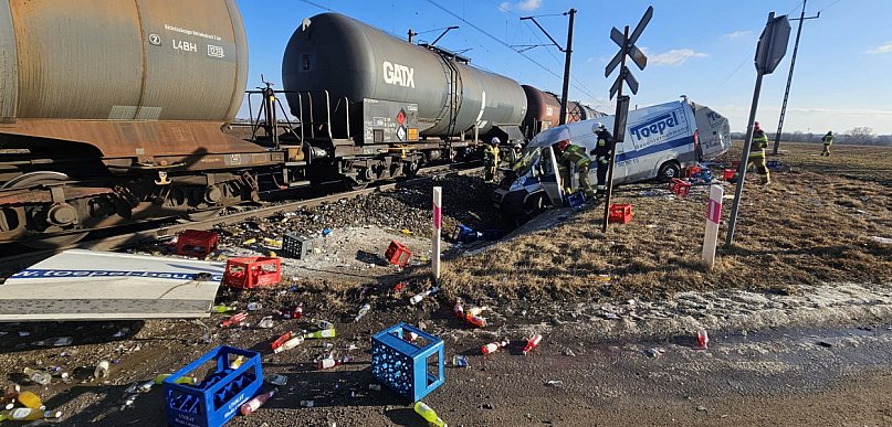 Rozerwany bus i 36 cystern z paliwem. Groźne chwile na przejeździe [FOTO]