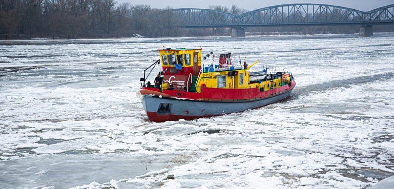 Spektakl na Wiśle w Toruniu. Lód pękał pod naporem potężnych jednostek [FOTO]