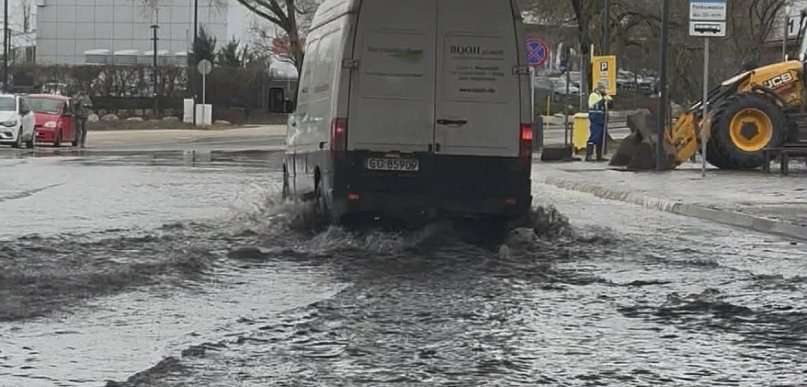 Toruń: Struga wylała się na Bulwar. Wiemy, co było przyczyną awarii