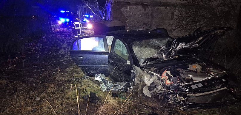 Wypadek na drodze krajowej. Samochód uderzył w dom